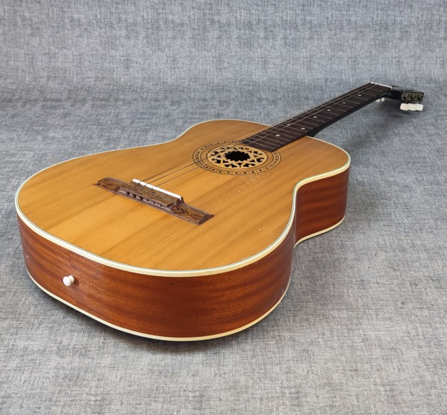 Gitarr. Aukustisk. Bjärtor. Musikinstrument. fabrik 51193. Bjärnum-Sweden.