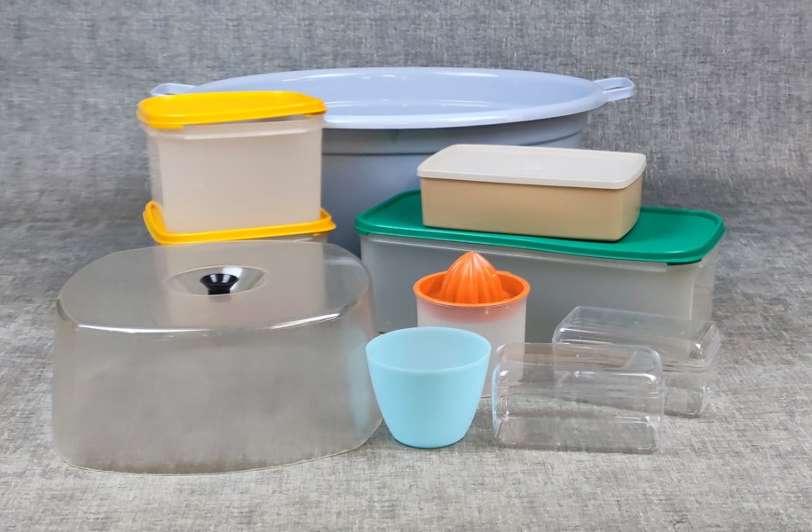 Diverse plast. Bl.a Tupperware & blå balja.