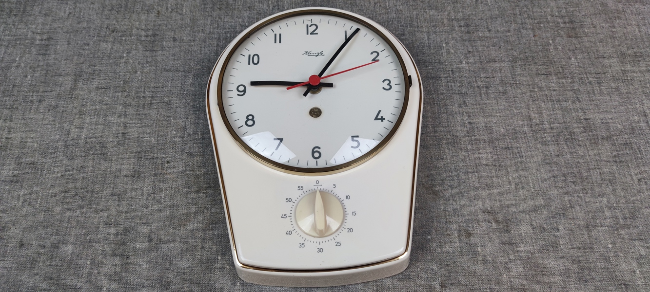 Vägg/köksklocka med timer. Kienzle, 1900-talets mitt.