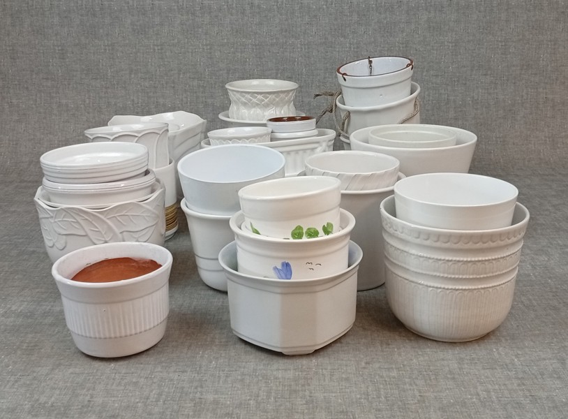 Diverse Vita krukor.