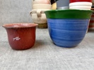 Diverse färgade krukor.   (2Lådor)