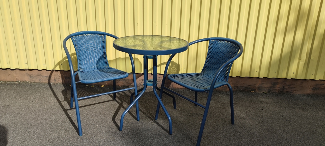 Café-set, bord & 2 stolar.
