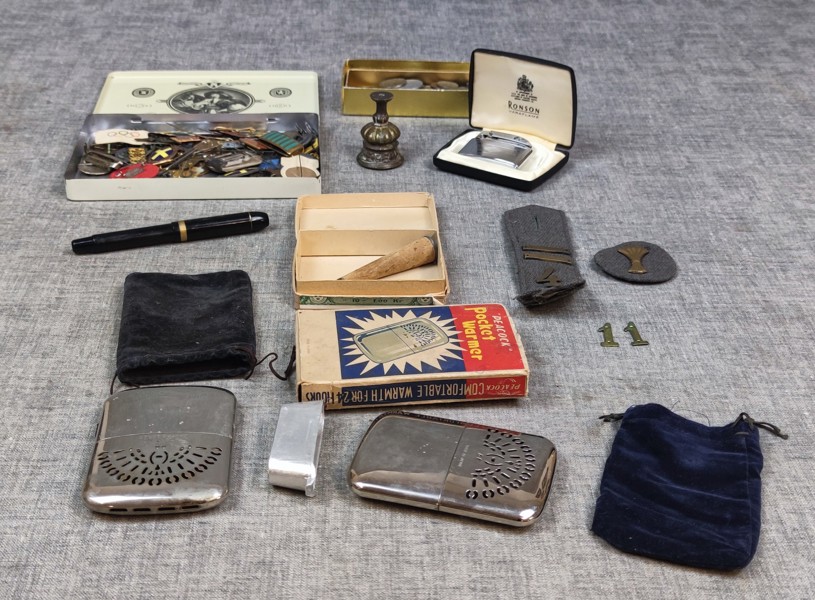 Diverse mynt, pins, Ronson-tändare, Pocket Warmer m.m.
