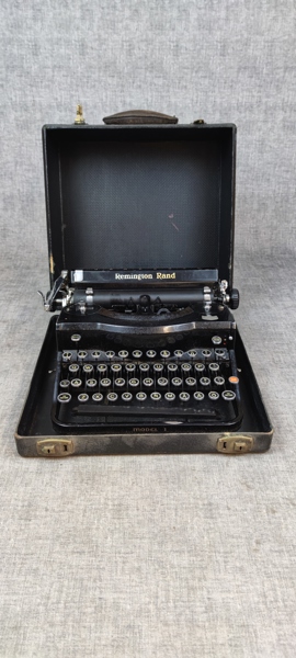 Skrivmaskin. Remington Rand Model 1.