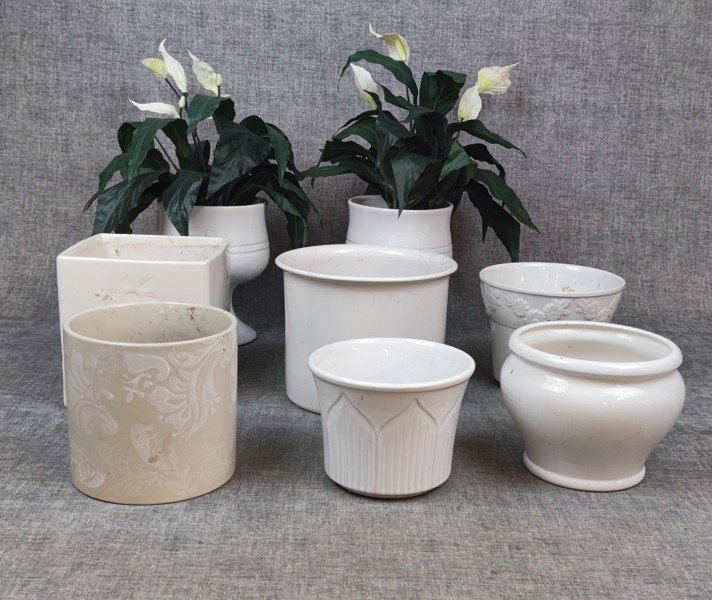 Diverse krukor & plastblommor.