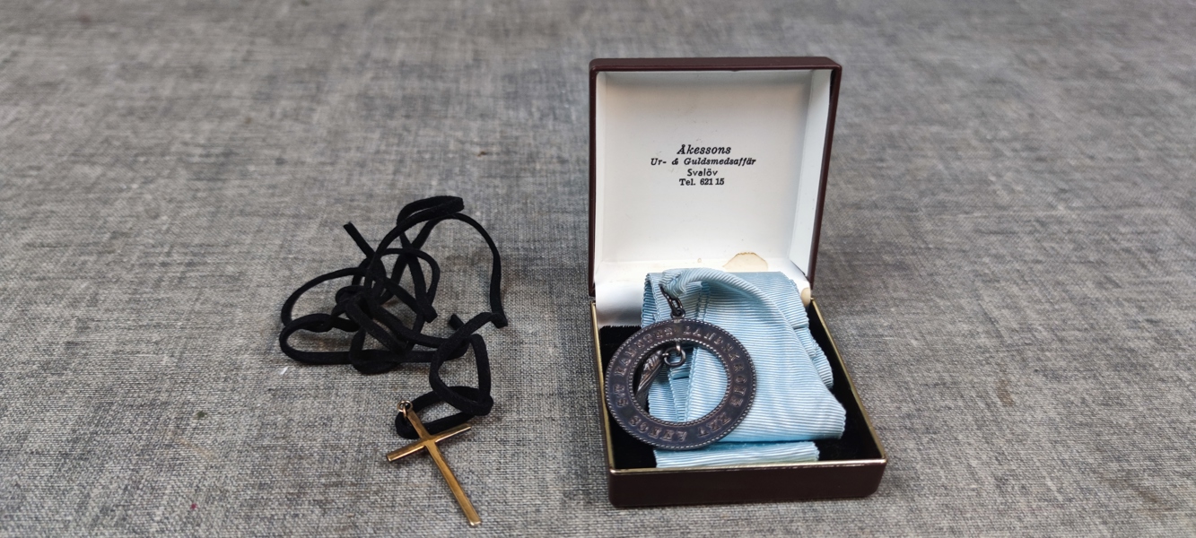 Medalj & kors, Silver, 15gram. Syratestat.