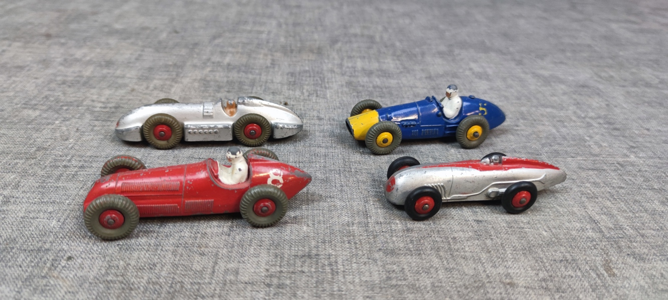 DINKY TOYS. 4 Racingbilar.