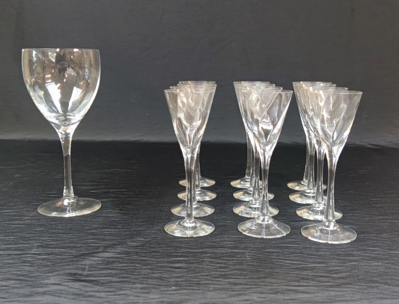 BERTIL VALLIEN. 1 Vinglas & 12 Snapsglas "Chateau", Kosta Boda, osignerad.