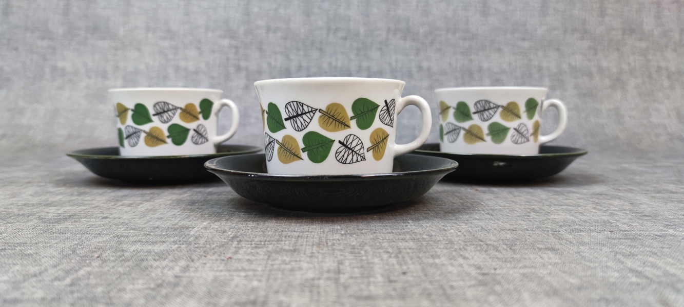 BERIT TERNELL. 3 Tekoppar med fat, "Bladranka", Flintgods, Gefle.