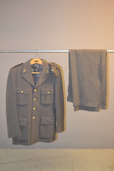 MILITÄR-UNIFORM. Kavaj, byxor & mössa, storlek okänd.