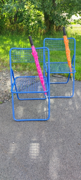 2 Klappstolar & 2 Paraplyer.