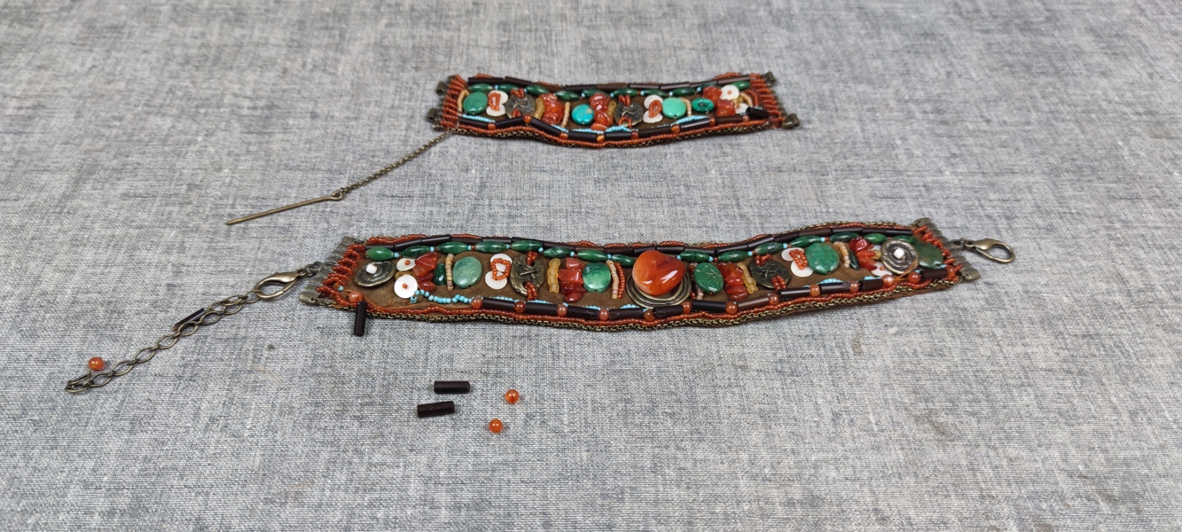 Armband & halsband.  I natursten.