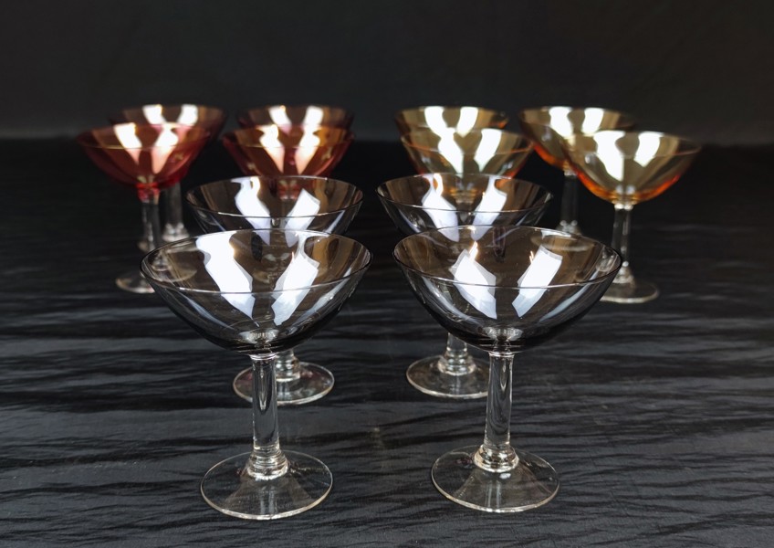 12 Likörglas. Pastellfärgat glas. Johansfors.