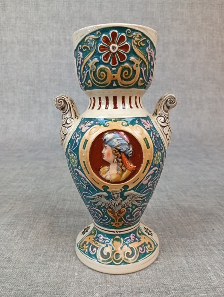 Vas. Majolika/ Jugend, Utländsk, 1900-talet.