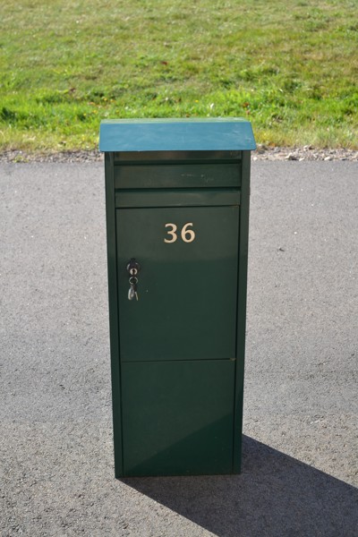 Postlåda. Mörkgrön.