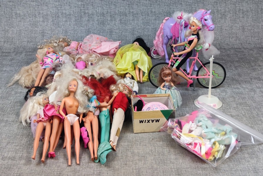 Diverse barbie & Cindy dockor med tillbehör. Hasbro & Mattel.