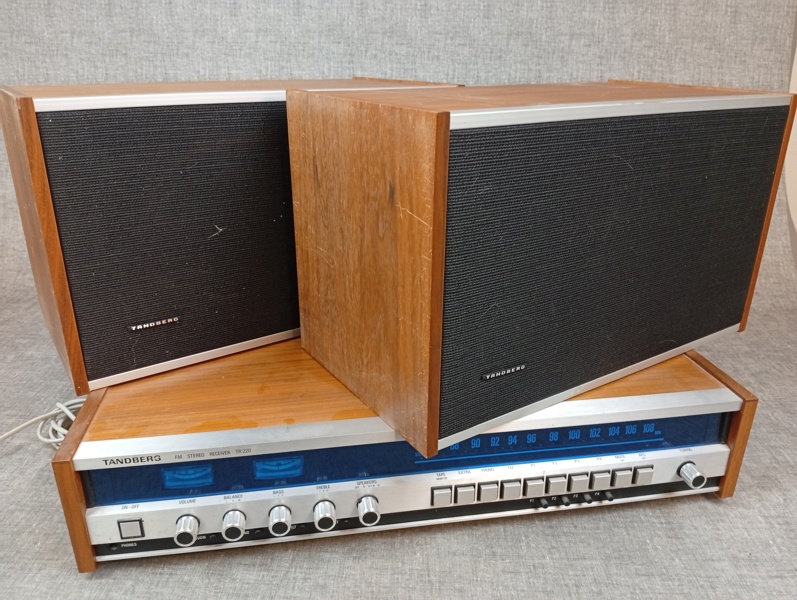 TANDBERG. FM, Stereo, receiver TR220. Med 2 högtalare.