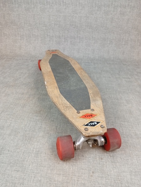 Skateboard. Gull Wing.