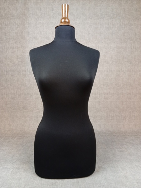 Torso. Kvinna. Skyltdocka.