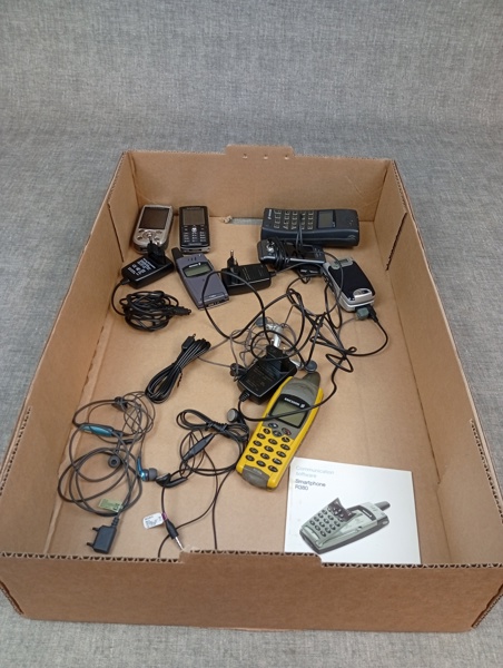 Mobil Telefoner, Renoverings objekt & diverse laddningskablar.