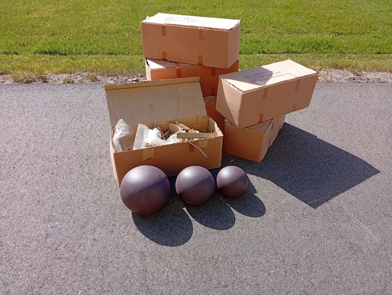 6 Set dekorationsbollar i keramik. 3 Olika storlekar i varje. Mörse.