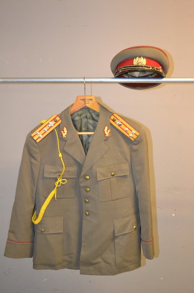 Rumänsk uniformsdelar. Kavaj & skärmmössa., storlek okänt.