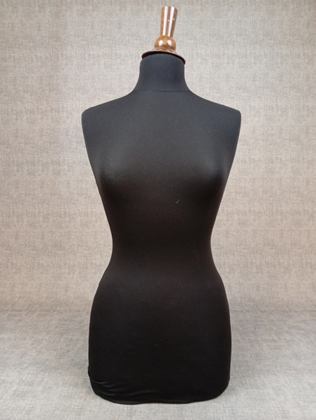 Torso. Kvinna, skyltdocka.