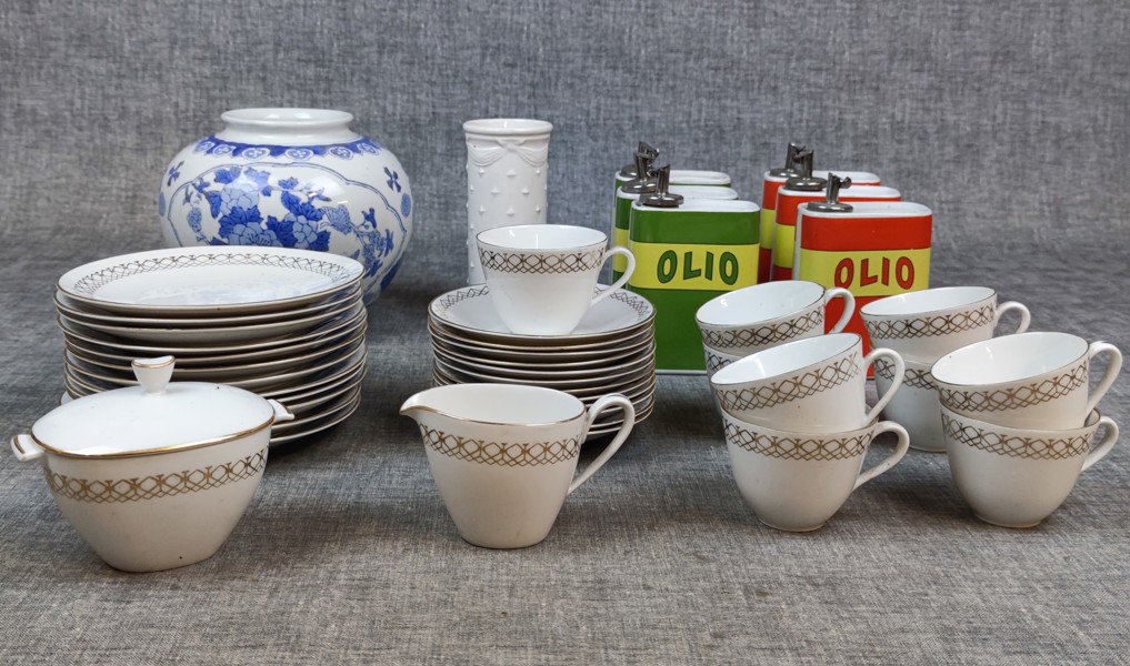 Diverse porslin & keramik. Bl.a Kaffe servis delar. Rörstrand.