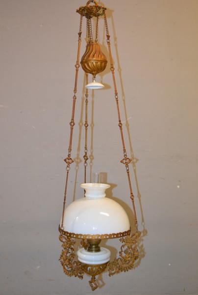 Takfotogenlampa. Majolika, 1800/1900-talet.