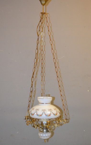 Taklampa. Porslin & gulmetall, 1900-talets andra hälft.