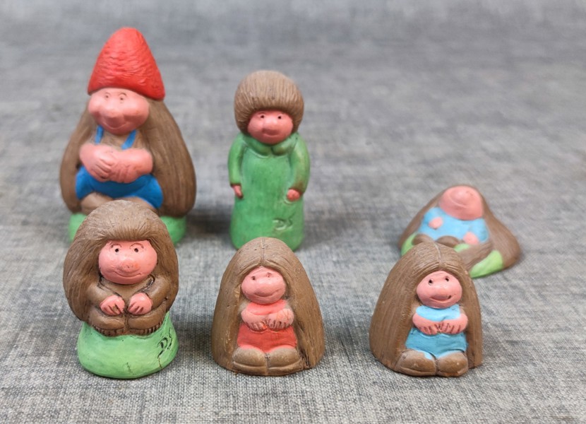 DAG STILLE. Trollfamilj, 6 delar.