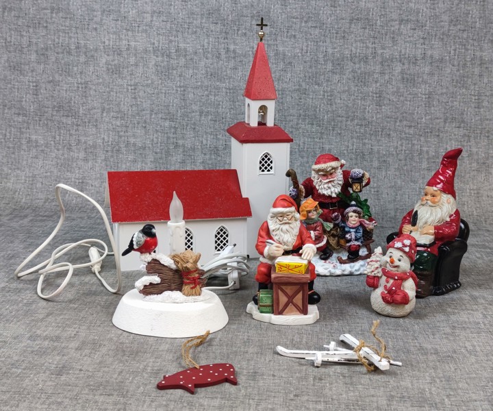 Diverse Jul. Bl.a Kyrka med belysning & speldosa.