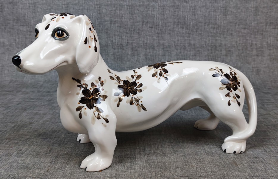 Figurin. "Tax", blomstermålat porslin.