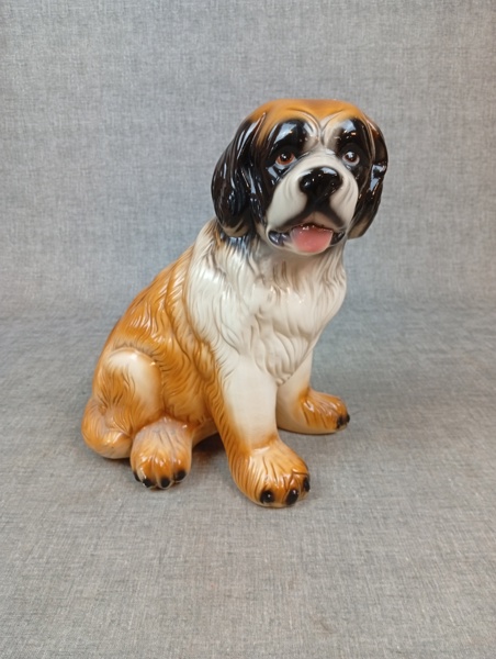 Figurin. Sankt Bernhards Hund. Porslin, 1900-talet.
