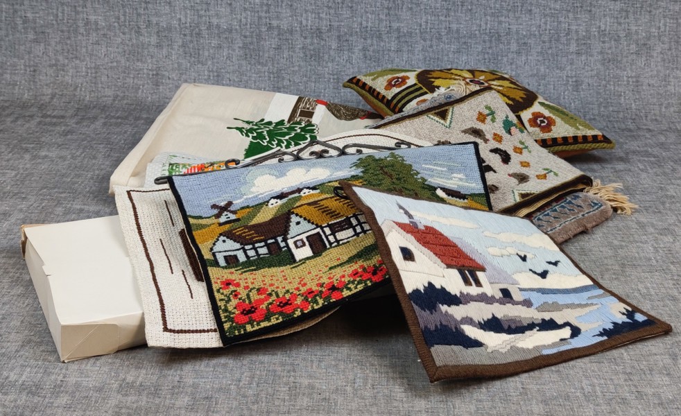 Diverse textil & handarbeten.