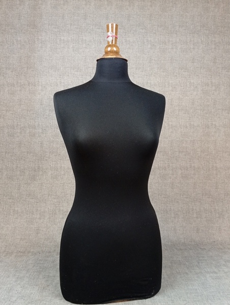 Torso. Kvinna. Skyltdocka.