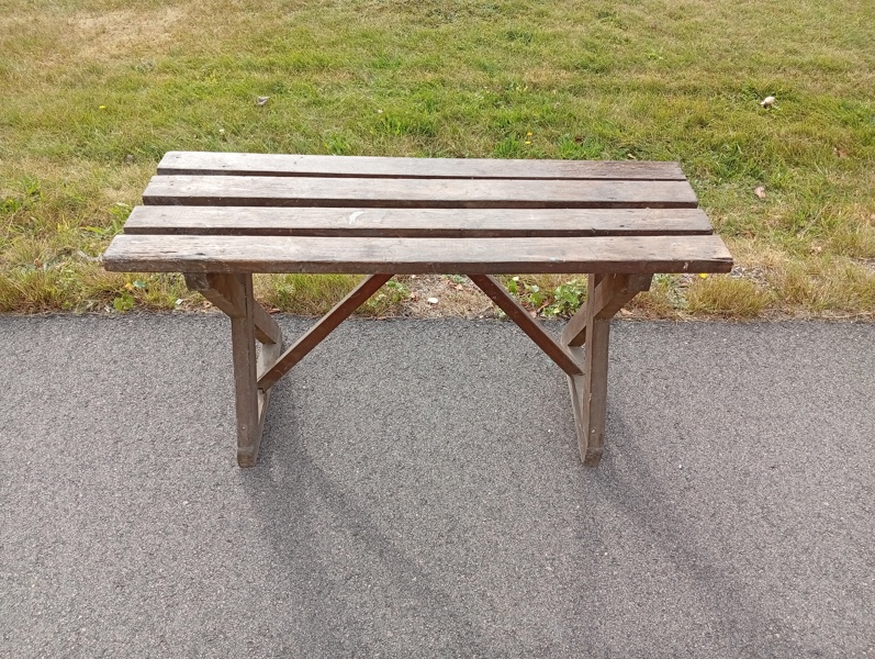 Äldre mindre bänk.