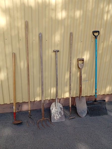 Diverse trädgårds-redskap.