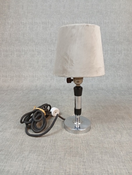 Bordslampa. Funkis, vitmetall & svärtat trä, 1950/60 talet.