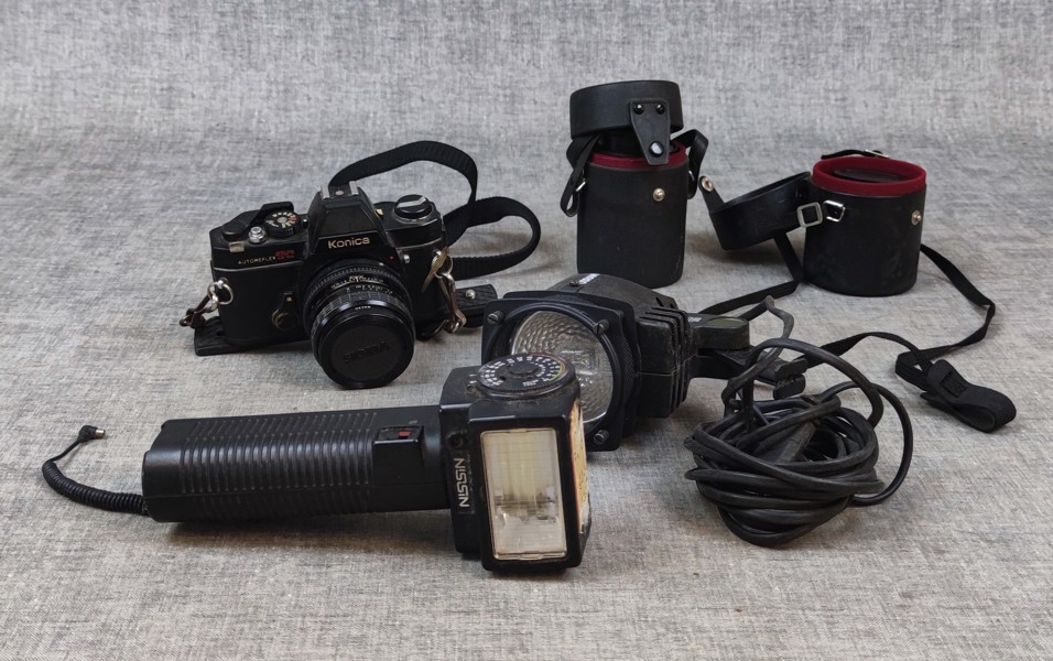Analog kamera Konica Autoreflex TC, med tillbehör.