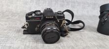 Analog kamera Konica Autoreflex TC, med tillbehör.