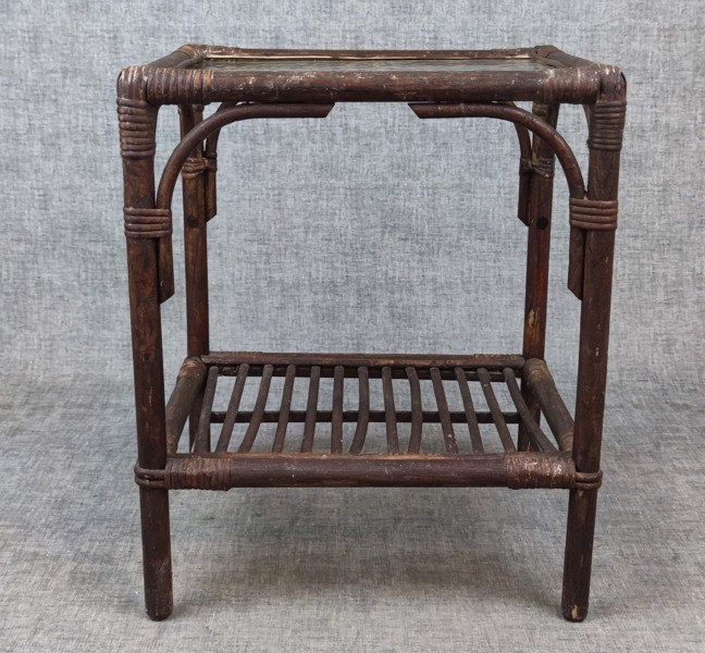 Sängbord. Rotting/bambu, 1900-talet.