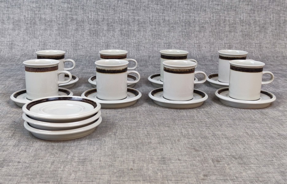 8 Koppar & 11 fat. Kaffeservis Arabia.