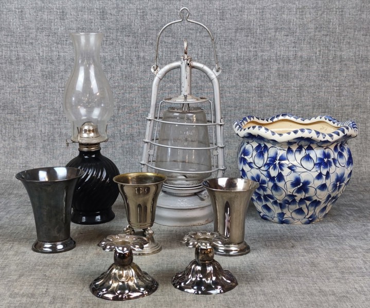 Diverse. Bl.a Lyktor, nysilver.