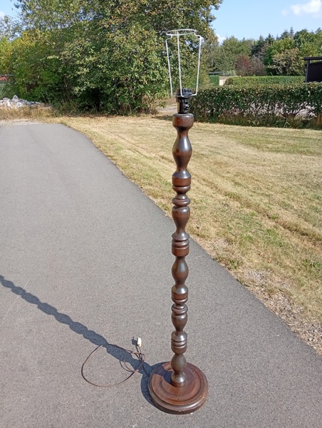 Golvlampa. Trä.