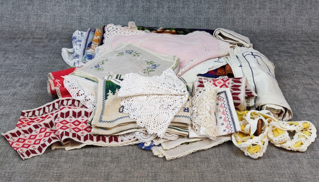 Diverse textil. Mestadels dukar.