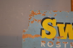 Äldre reklamskylt i papp för Swing.