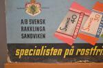 Äldre reklamskylt i papp för Swing.