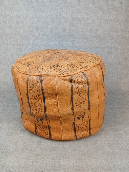 Sittpuff / Fotpall. Skinn. Orientalisk motiv.