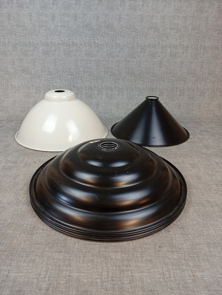 Diverse lampskärmar i plåt.